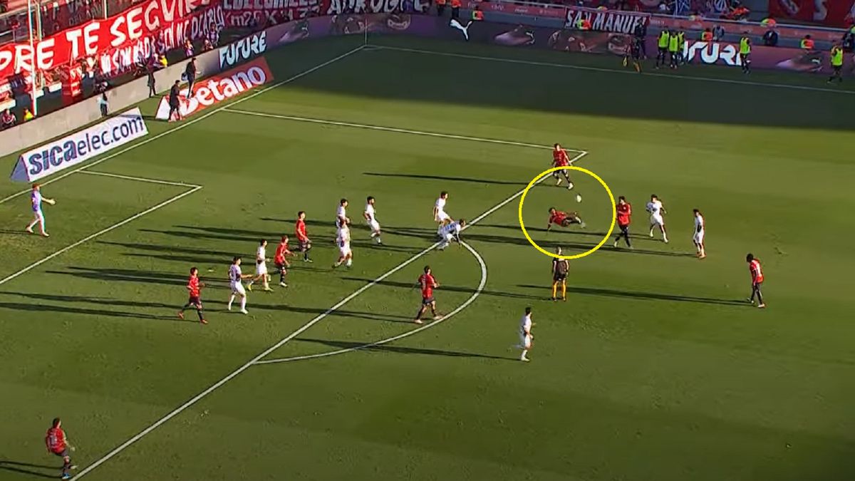 YouTube / Liga Profesional de Fútbol de la AFA / Na zdjęciu: Moment strzału Santiago Montiela.
