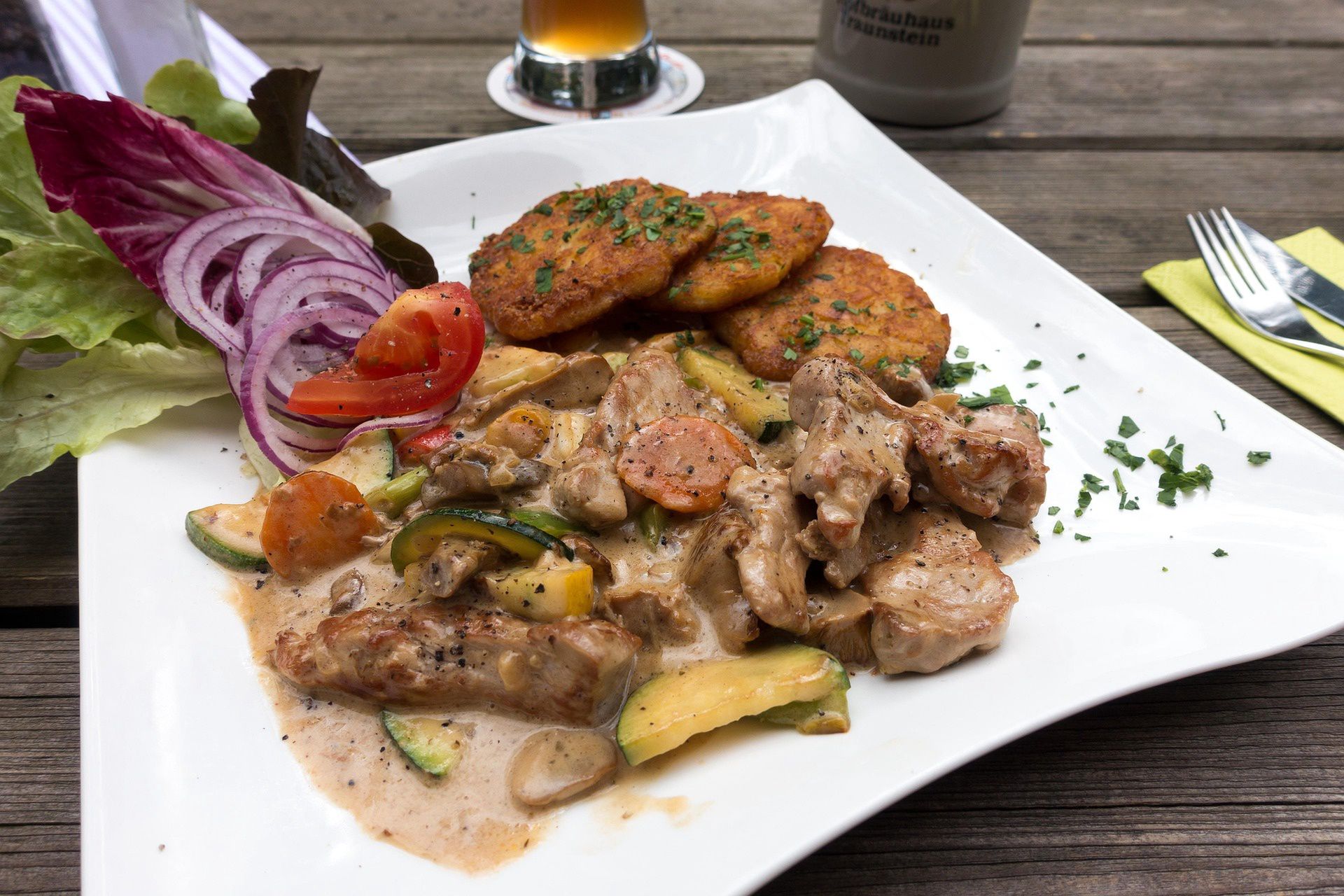Rosti podaje się często jako dodatek do gulaszu