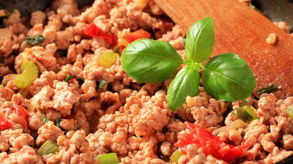 Mięso grubo mielone z kurczaka zrumienione na patelni