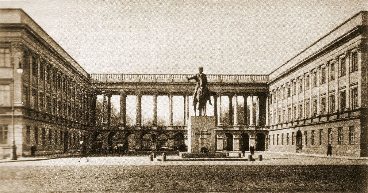 Pałac Saski znajdował się przy dzisiejszym placu marsz. Józefa Piłsudskiego w Warszawie