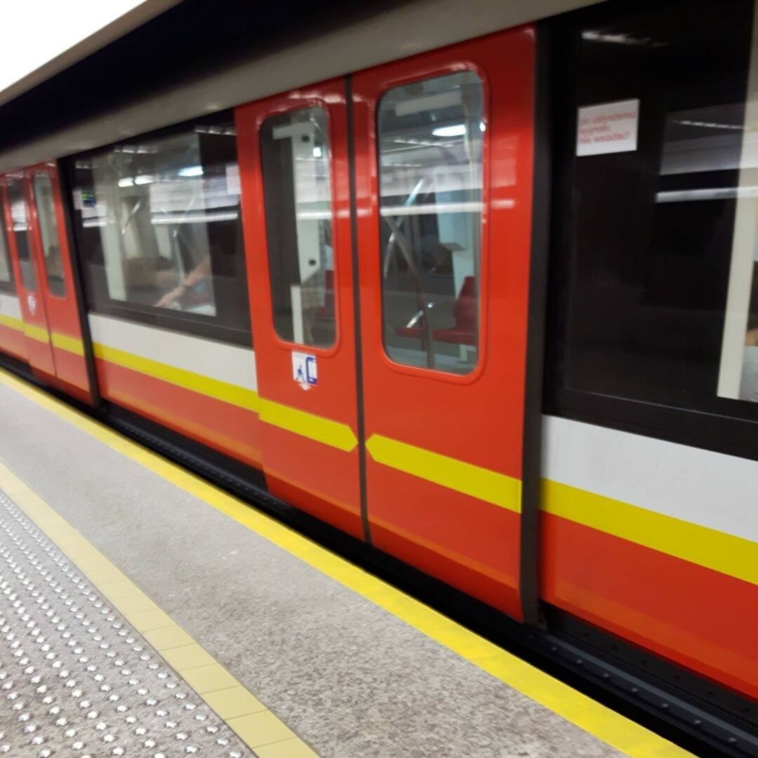Próba samobójcza w metrze. "Osoba nadal leży pod pociągiem"