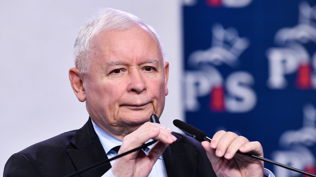 Warszawa, 15.09.2022. Prezes Prawa i Sprawiedliwości Jarosław Kaczyński podczas konferencji prasowej w siedzibie partii przy ulicy Nowogrodzkiej w Warszawie, 15 bm. (sko) PAP/Radek Pietruszka