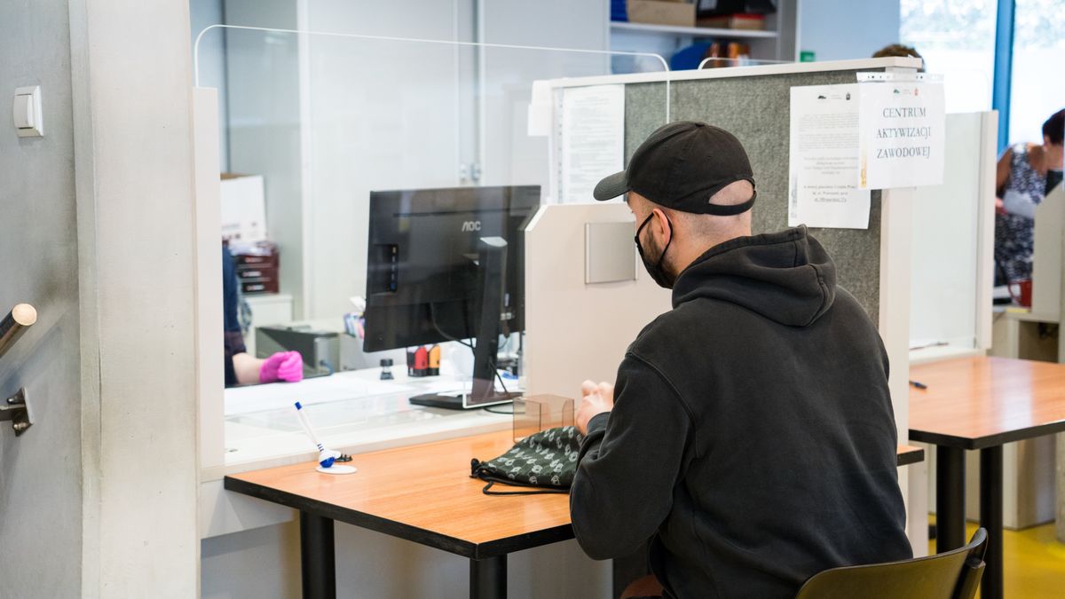 Firmy w pierwszej kolejności żegnają się z pracownikami, którzy nie mają umów o pracę. To bardzo często młode osoby