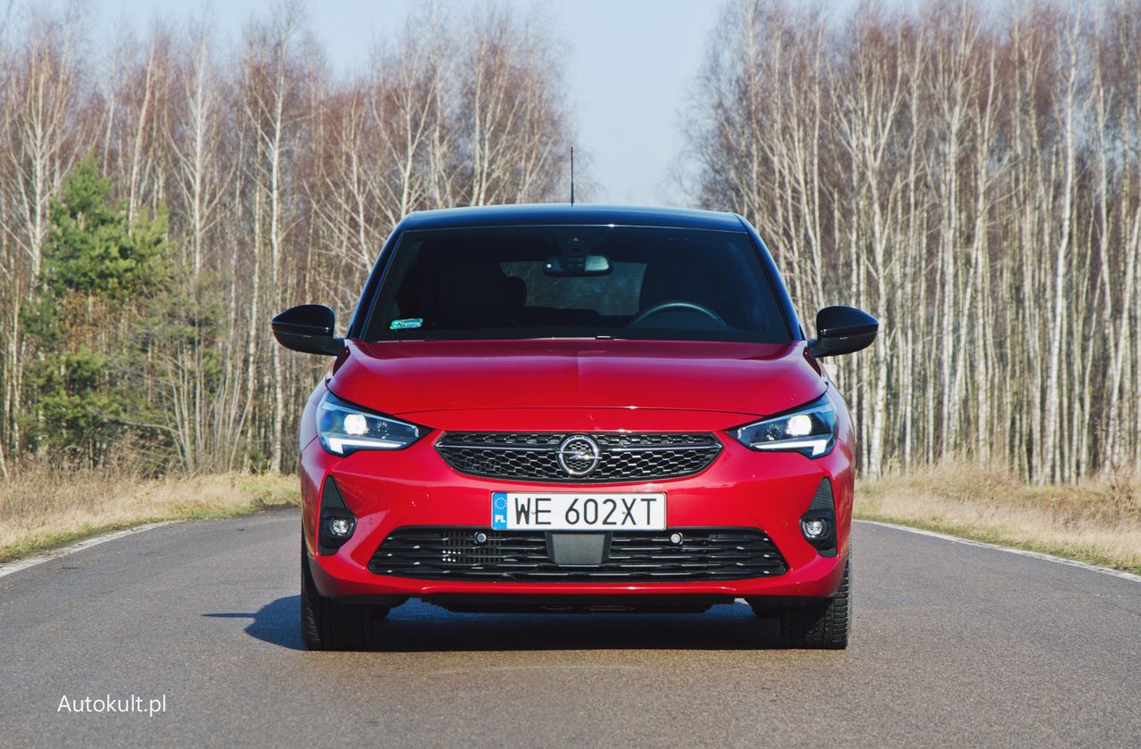 Opel Corsa nie ma tak zadziornego spojrzenia jak Peugeot 208, ale trudno powiedzieć o niej "brzydka".