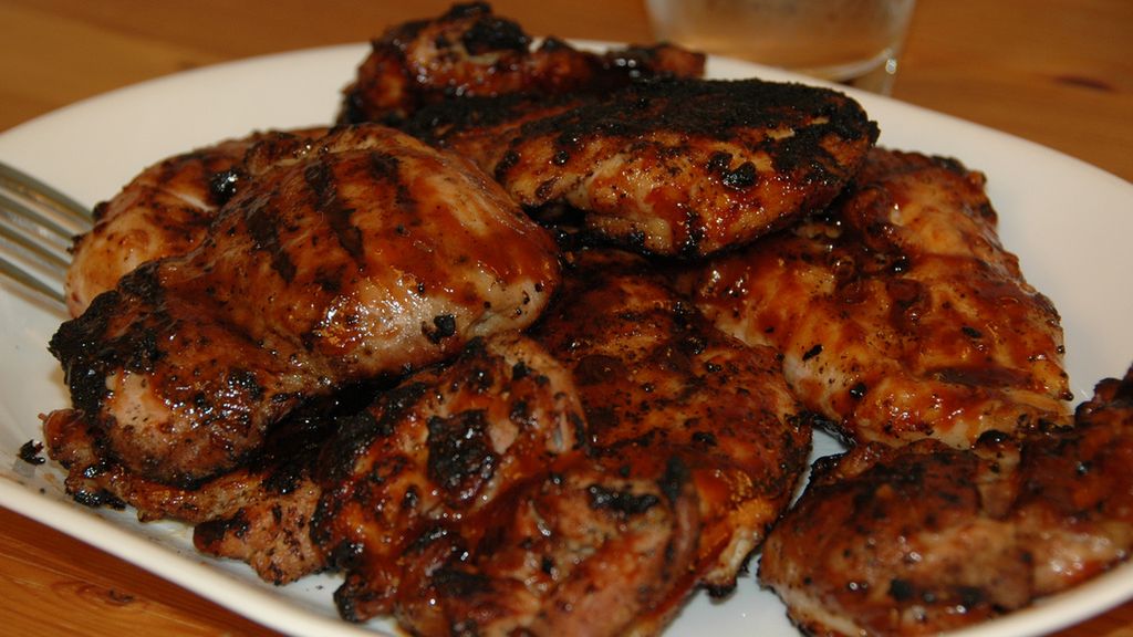 Udziec z kurczaka w sosie BBQ (samo mięso) pieczony na rożnie