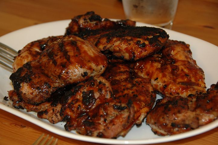 Udziec z kurczaka w sosie BBQ (samo mięso) pieczony na rożnie