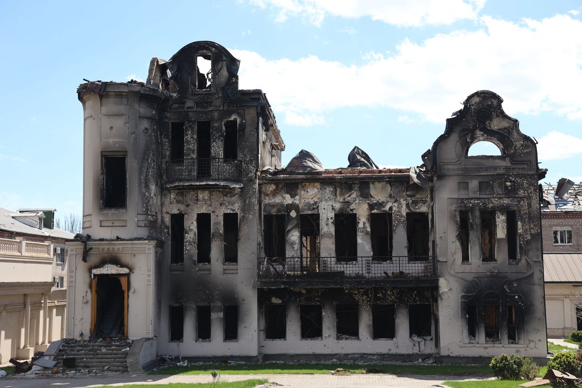 MARIUPOL, UKRAINE - APRIL 27: A burnt and completely damaged building is seen in Ukrainian city of Mariupol under the control of Russian military and pro-Russian separatists, on April 27, 2022. Townspeople began to organize themselves, clean up garbage and rubble. Volunteers continue their efforts to deliver humanitarian aid to people. (Photo by Leon Klein/Anadolu Agency via Getty Images)