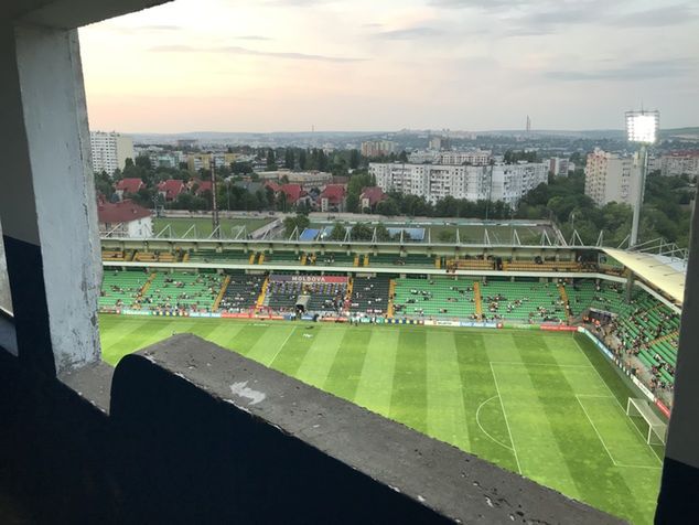 Widok z dwunastego piętra na stadion