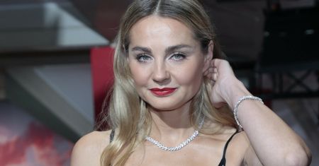 Wskoczyła w "slip dress". Nie można oderwać oczu