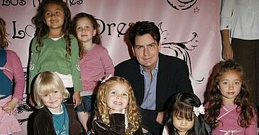 Charlie Sheen i ubranka dla dzieci