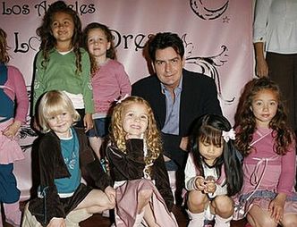 Charlie Sheen i ubranka dla dzieci