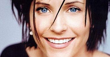 Courteney Cox wyśmiewa Brada i Angelinę!