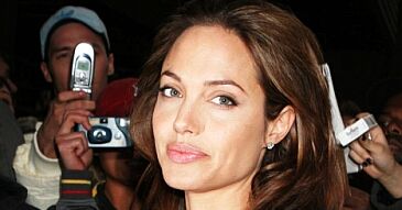 Angelina Jolie i diamentowy smoczek
