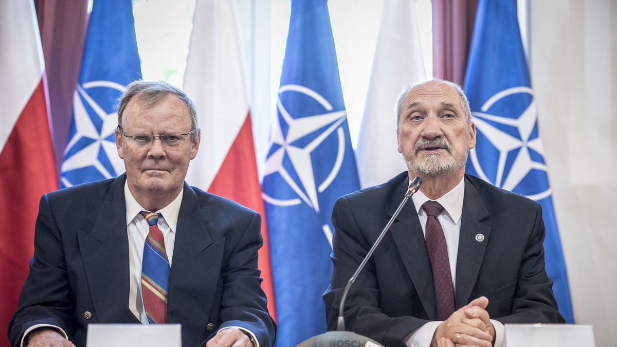 Wacław Berczyński, przewodniczący Podkomisji Smoleńskiej i minister obrony narodowej Antoni Macierewicz