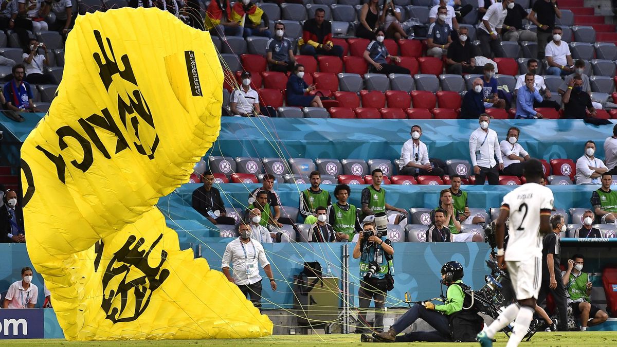 PAP/EPA / Lukas Barth-Tuttas / Spadochroniarzowi grozi więzienie