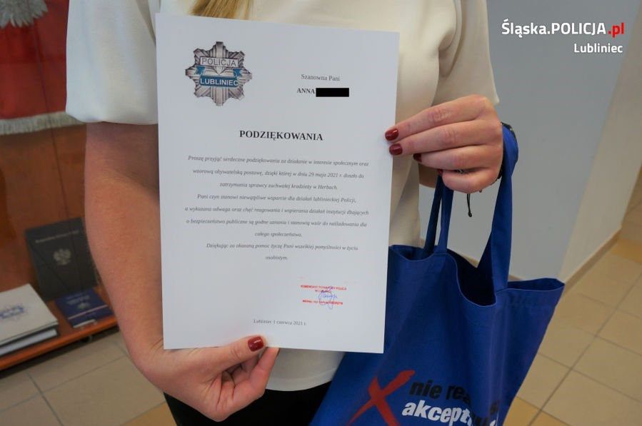 Śląskie. Pani Annie za wzorową postawę obywatelską podziękował komendant powiatowy policji w Lublińcu.