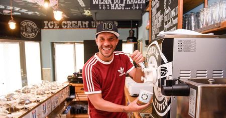Podolski otworzył nowy biznes. Tyle zapłacisz u niego za gałkę lodów