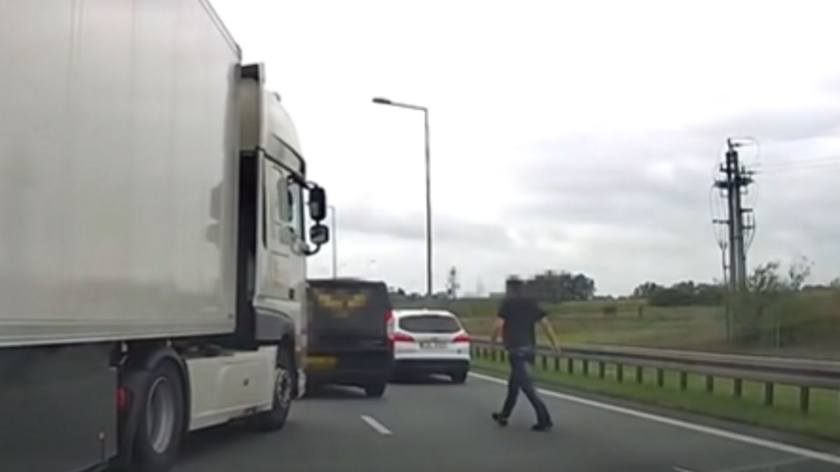 Kierowca wyszedł z samochodu na autostradzie