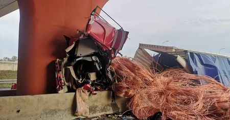 Wypadek na S3 w Zielonej Górze. Kabina ciężarówki zmiażdżona. Na drodze 24 tony miedzi