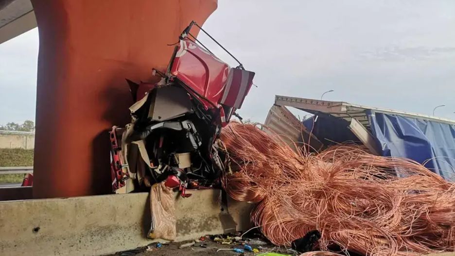 Wypadek na S3 w Zielonej Górze. Kabina ciężarówki zmiażdżona