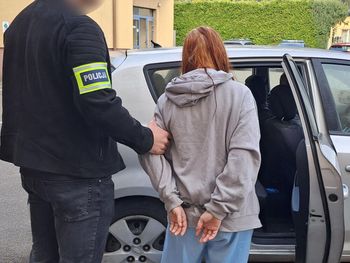 Wołomin: 18-letnia złodziejka ukrywała się u 33-letniego kolegi. W mieszkaniu policjanci znaleźli mefedron