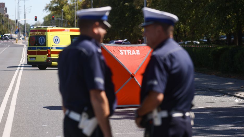 Warszawa, 13.08.2024. Miejsce tragicznego wypadku przy u. Woronicza w Warszawie, 13 bm. Samochód osobowy wjechał w przystanek autobusowy. Jedna osoba nie żyje, dziewięć zostało rannych. PAP/Leszek Szymański ***Do tego materiału zdjęciowego dostępna jest również depesza w systemie CSI, pt.: Warszawa/ Samochód wjechał w przystanek, jedna osoba nie żyje (aktl.)***