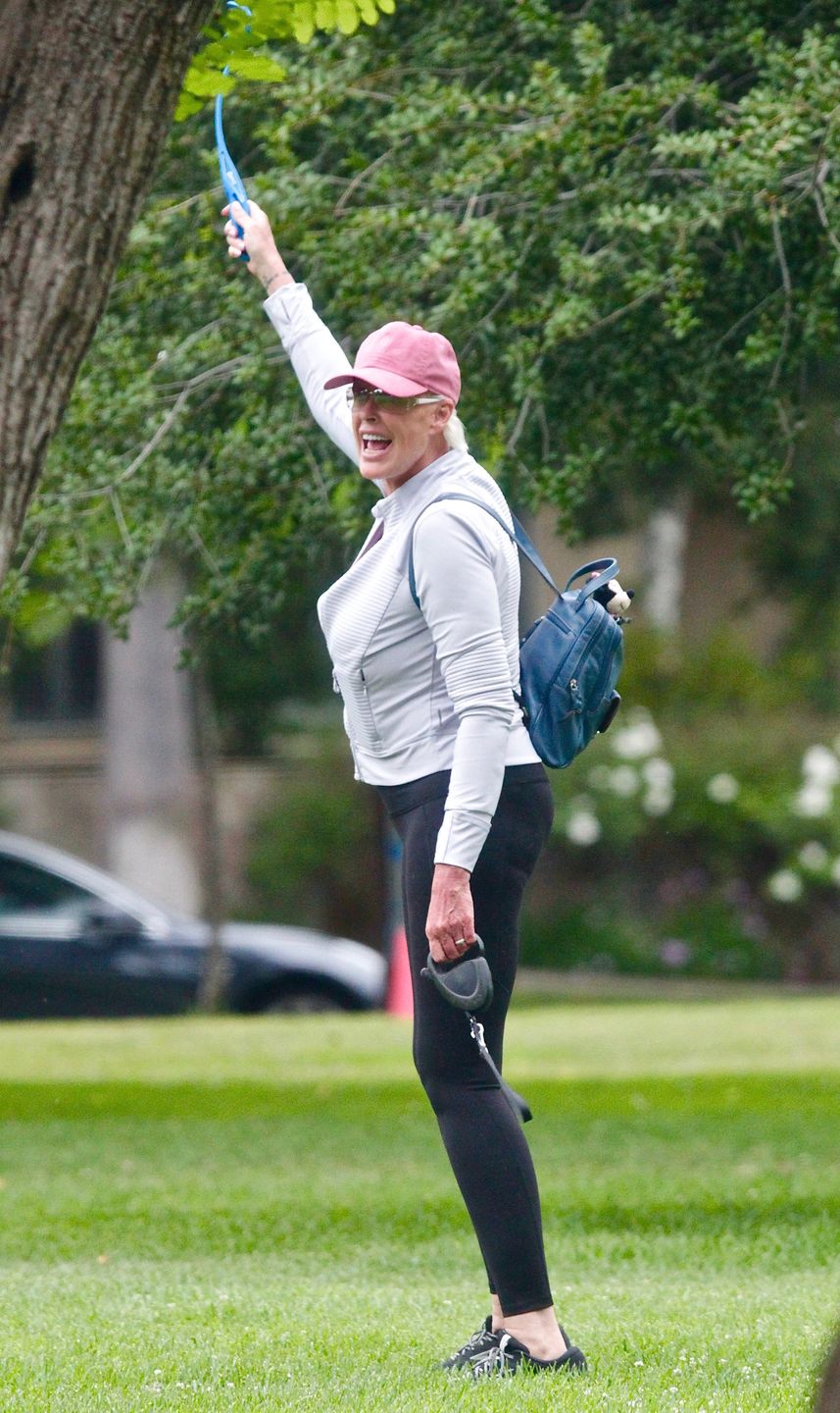 Brigitte Nielsen na spacerze z dwuletnią córeczką