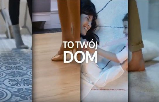 Komfort tanecznym spotem promuje swoje podłogi (wideo)