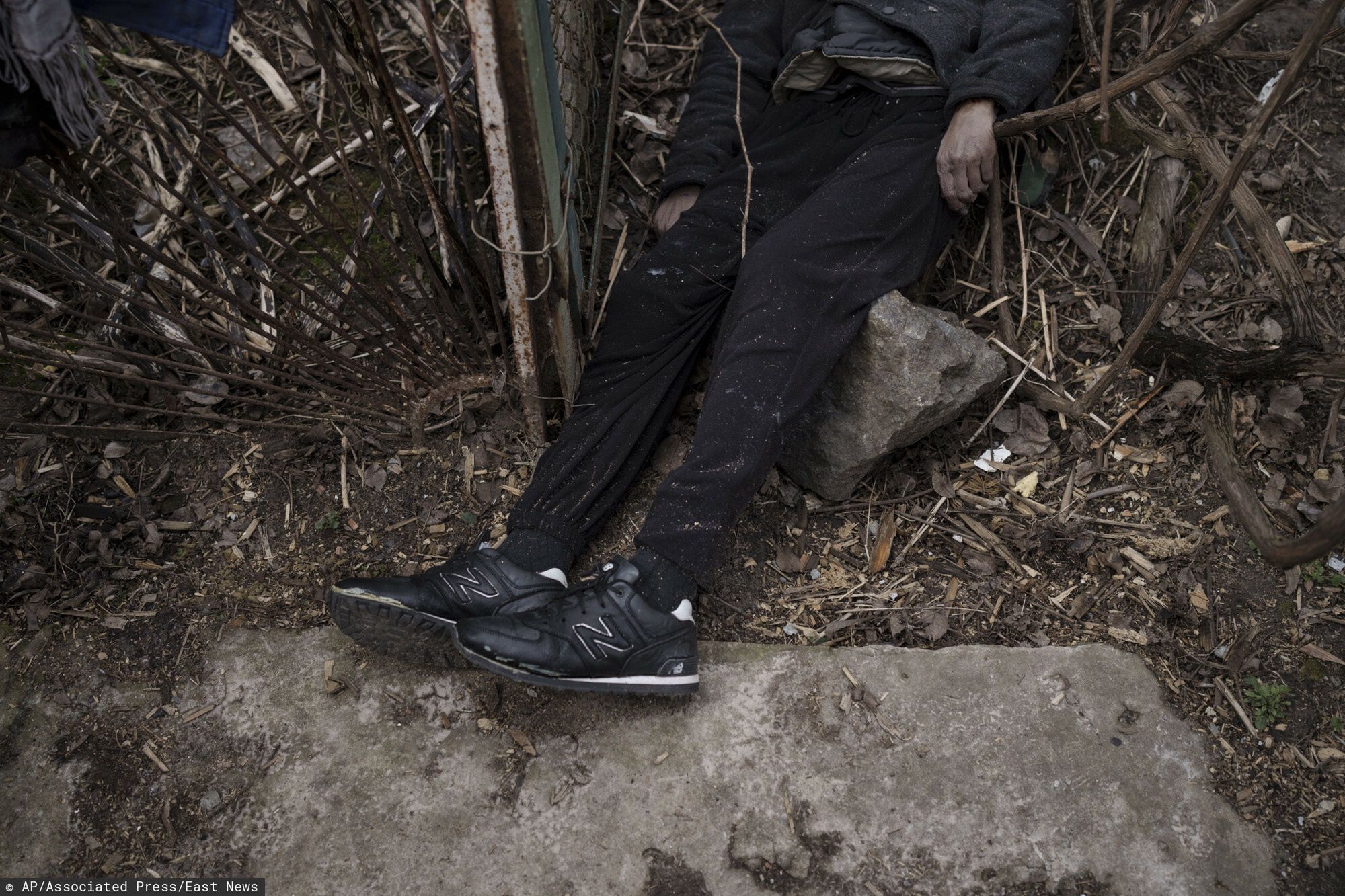 Wojna w Ukrainie - masakra cywil�w w BuczyThe body of a man lies outside his house after he was killed in Bucha, on the outskirts of Kyiv, Ukraine, Monday, April 4, 2022. Russia is facing a fresh wave of condemnation after evidence emerged of what appeared to be deliberate killings of civilians in Ukraine. (AP Photo/Felipe Dana)AP