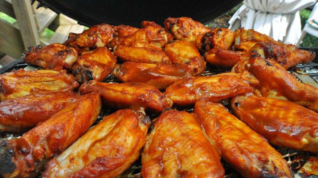 Skrzydełko z kurczaka w sosie BBQ (samo mięso) pieczone na rożnie