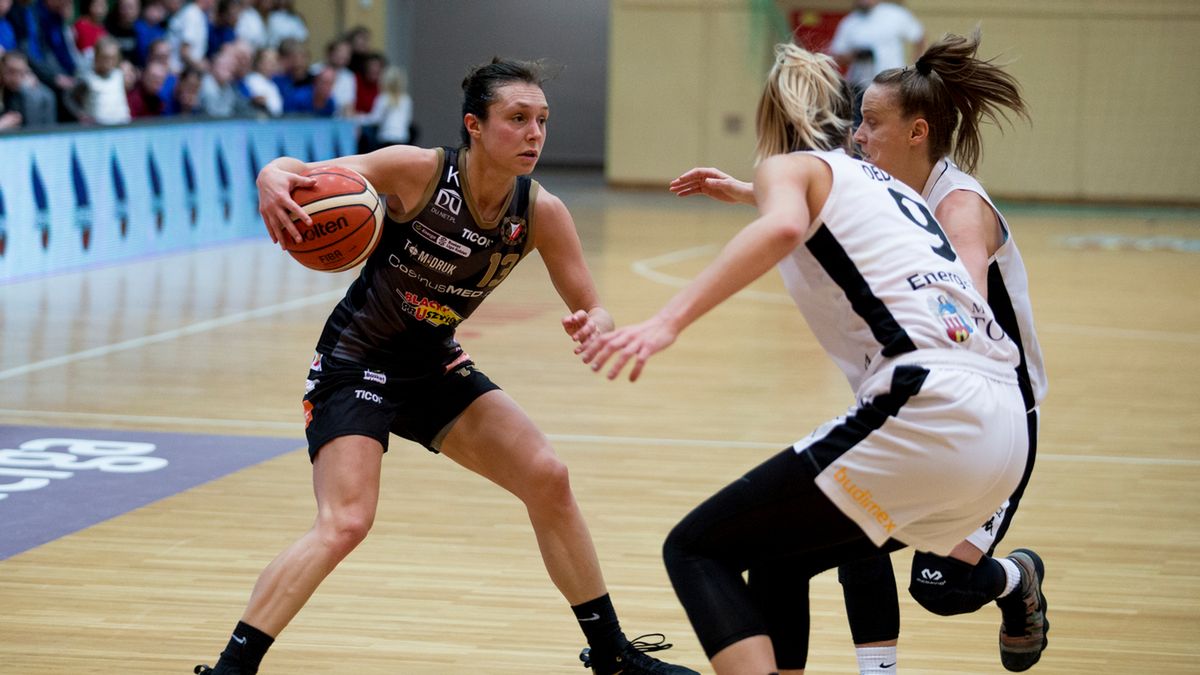 WP SportoweFakty / Jacek Wojciechowski / Na zdjęciu: Julia Drop (z piłką)