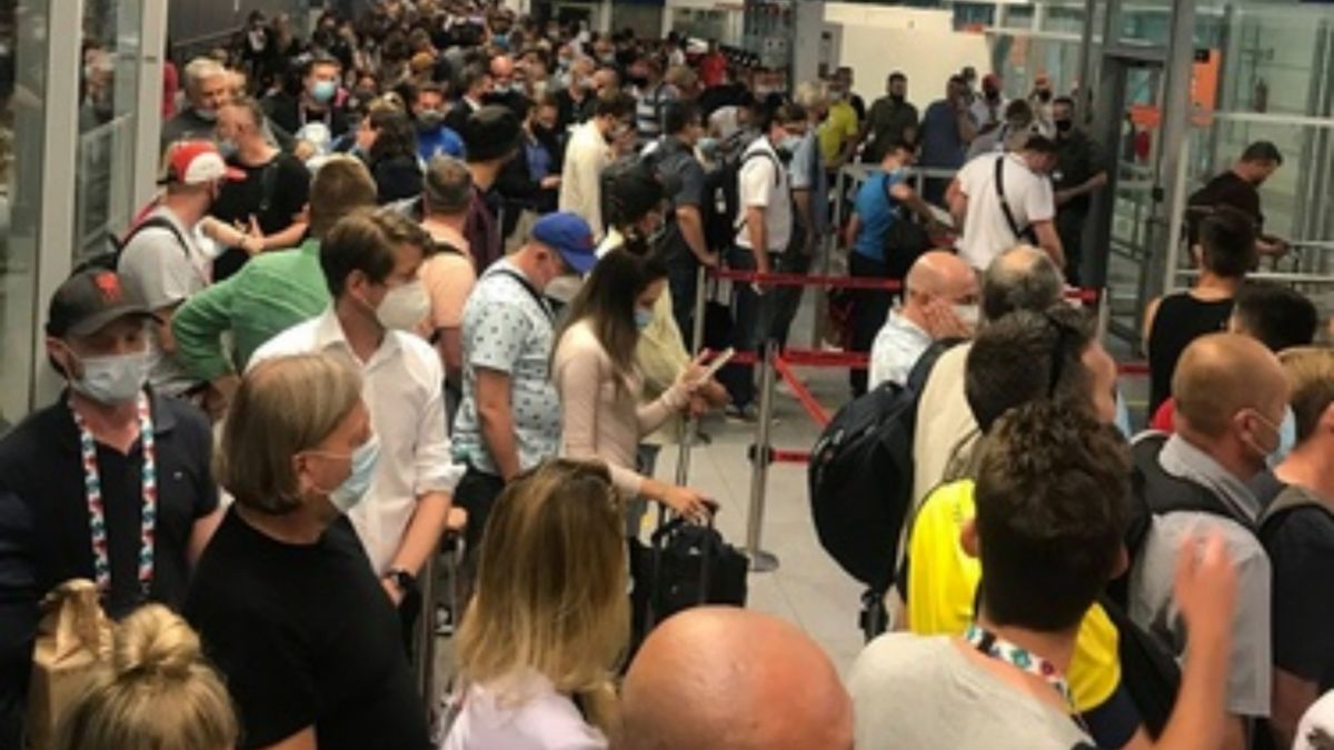 Tłumy kibiców na Okęciu