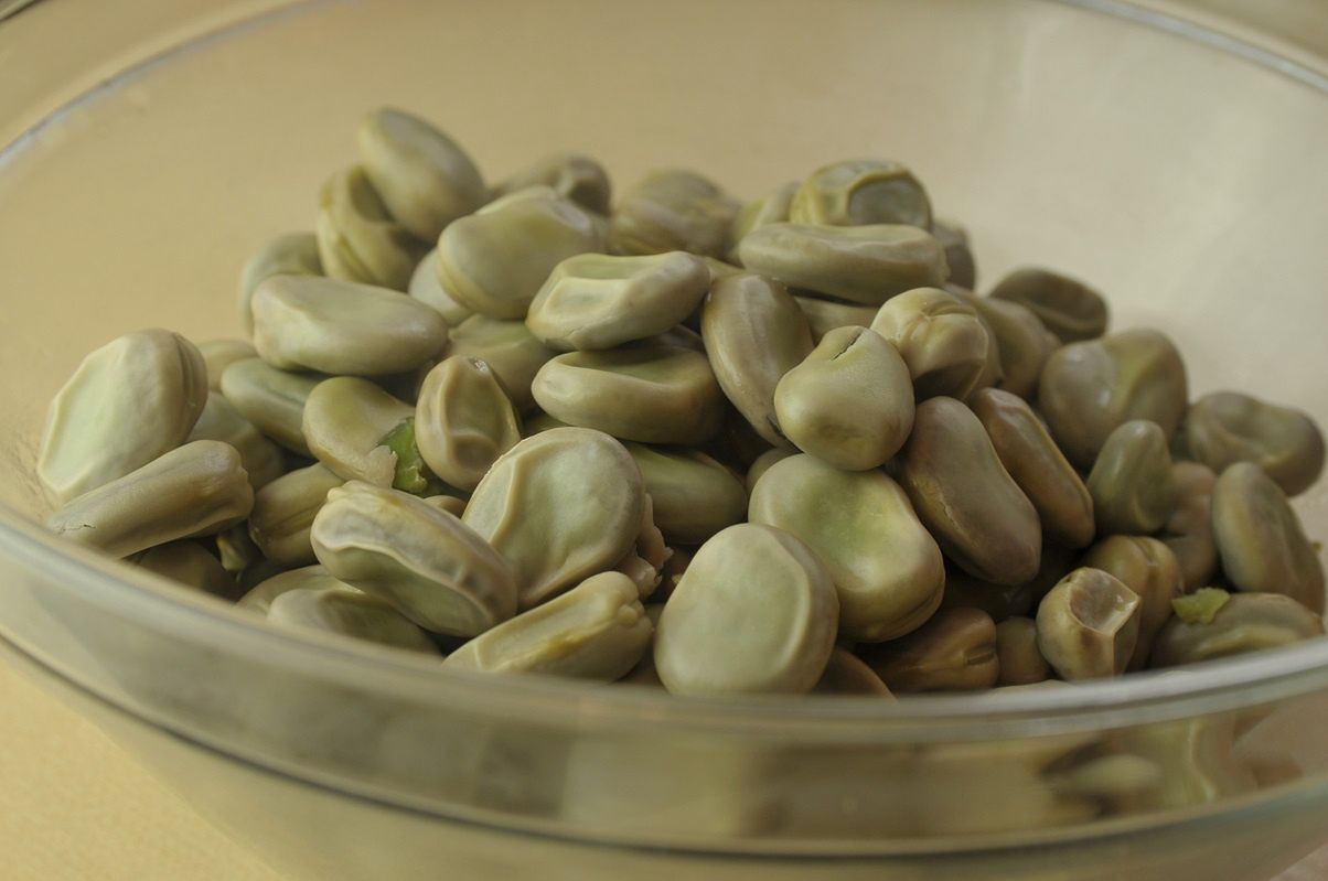 Broad beans without bitterness and tough skins? You only need a teaspoon of this addition.