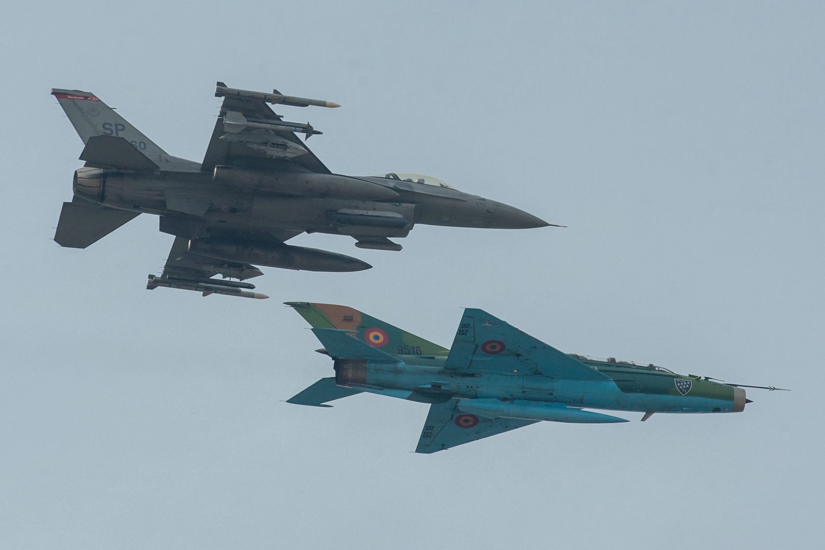 Joint air-force Romanian US military exercise
epa04674679 An F16 jet of the US Air Force (top) and a MIG 21 Lancer, belonging to Romanian Air Force (top), perform a close flight maneuver, during the joint Romanian-US military exercise  'Dacian Warhawk 2015' at Campia Turzii military air-base, 425 kilometers north-west from Bucharest, Romania, 22 March 2015. About 500 Romanian and US Air Force military personne with the MiG-21 Lancer, IAR-330  (SOCAT and MEDEVAC) and F-16 aircrafts were taking part in the joint military exercise between 16 and 26 March 2015.  EPA/MIRCEA ROSCA 
Dostawca: PAP/EPA.
MIRCEA ROSCA