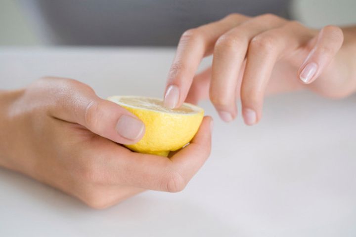 Soda lub ocet pomogą nam usunąć niepożądaną żółć z paznokci.