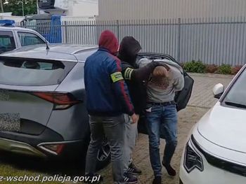 Policyjny pościg za BMW. Auto dachowało, ale kierowcy i tak udało się zgubić policjantów