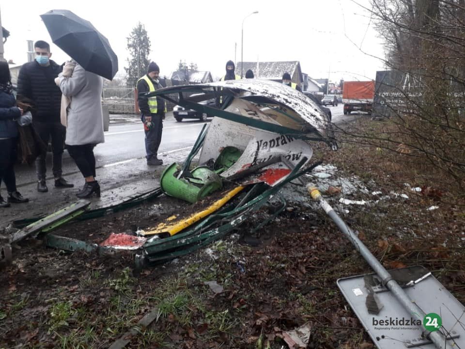 Żywiec. Po uderzeniu lancii z wiaty przystankowej niewiele pozostało.