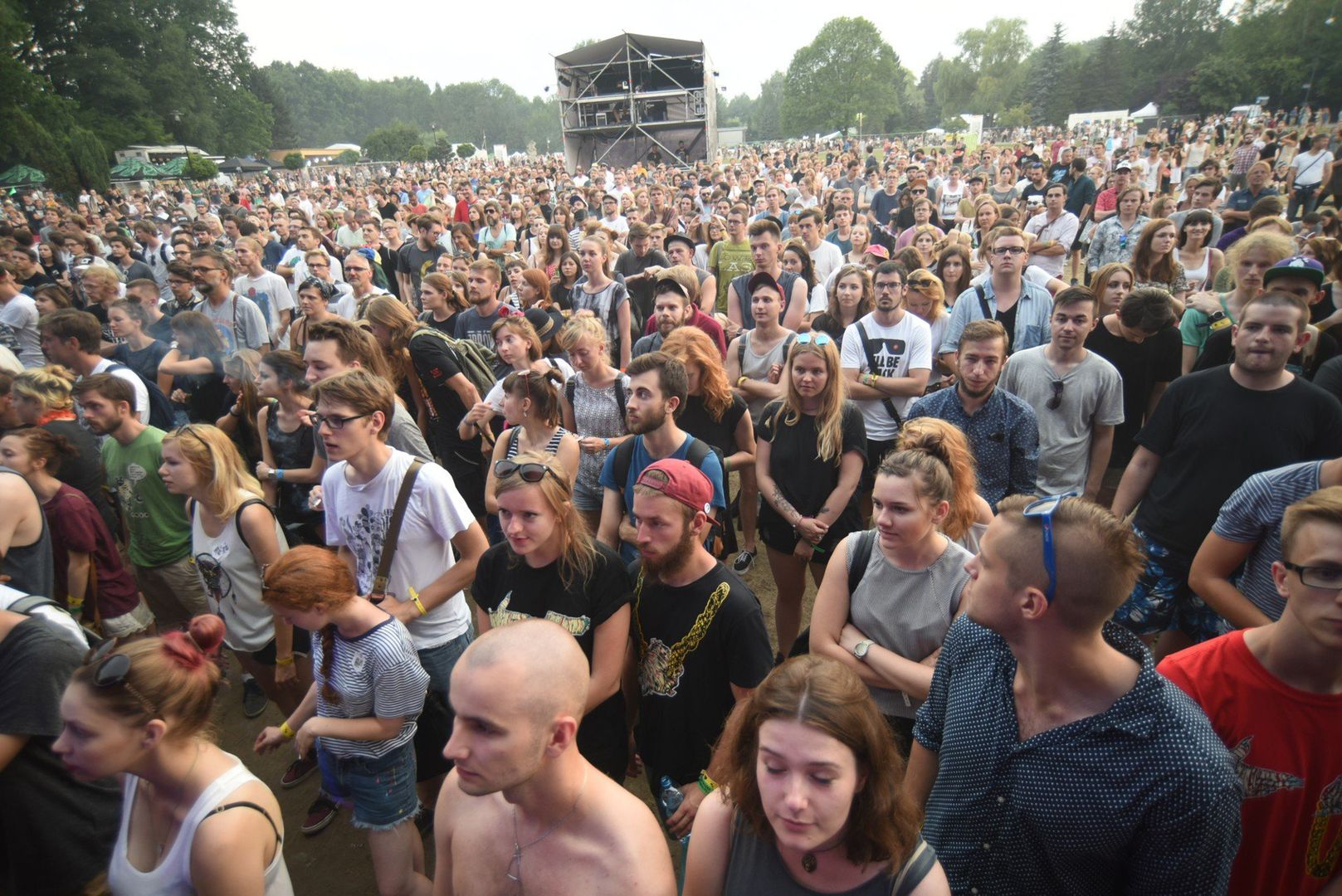 Słynny Off Festiwal w tym roku odbędzie się od 1 do 3 sierpnia w Dolinie Trzech Stawów w Katowicach.Bilety Off Festiwal 2025Bilety na OFF Festival 2025 są dostępne na platformie eBilet.pl. Ceny biletów mogą różnić się w zależności od terminu zakupu oraz dostępnych promocji.Wśród ogłoszonych artystów znajdują się m.in.:Kraftwerk (Niemcy) – legendarny pionier muzyki elektronicznej,James Blake (Wielka Brytania) – innowacyjny producent i wokalista,Fontaines D.C. (Irlandia) – post-punkowa formacja z Dublina,Machine Girl (USA) – eksperymentalny projekt łączący punk i elektronikę,Pa Salieu (Wielka Brytania) – raper z korzeniami w Gambii,Nilüfer Yanya (Wielka Brytania/Turcja) – wokalistka i kompozytorka,Fat Dog (Wielka Brytania) – miks electropunku, synthpopu i rave&#39;u.