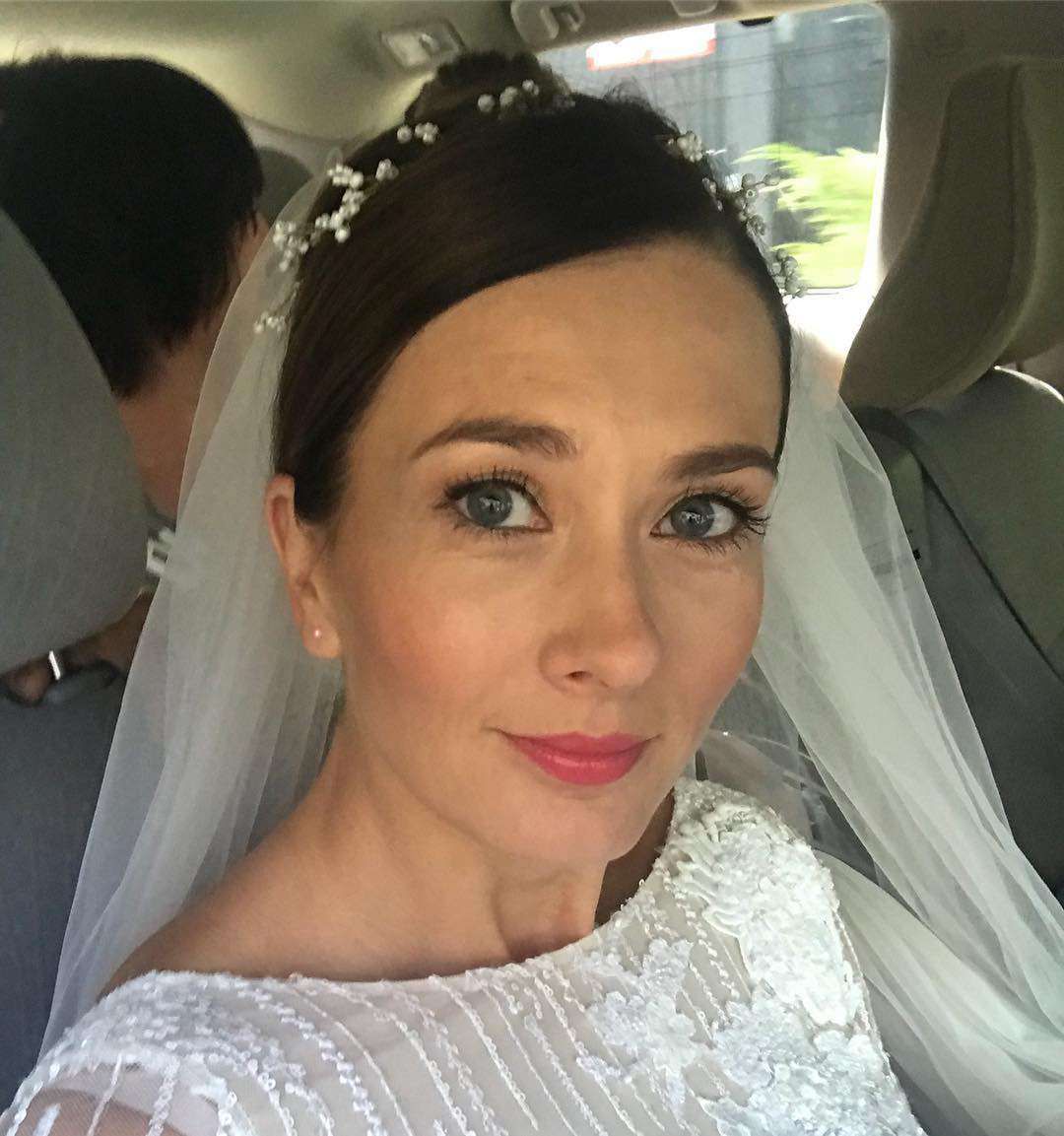 Anita Sokołowska w sukni ślubnej i w welonie