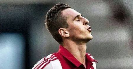 Arkadiusz Milik wrzucił świąteczne zdjęcie z ukochaną, na którym uwagę fanów przykuł pewien duży szczegół :)