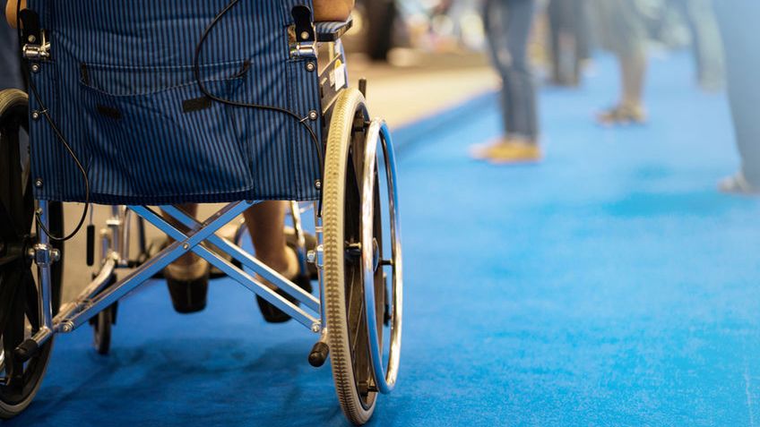 Stwardnienie rozsiane to przewlekła choroba układu nerwowego, która polega na nieprawidłowym przekazywaniu impulsów nerwowych i bardzo często prowadzi do inwalidztwa.