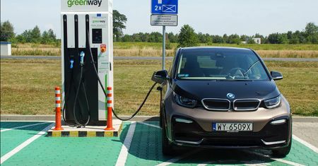 Ładowanie elektryków będzie znacznie droższe. Duży operator wprowadza podwyżki