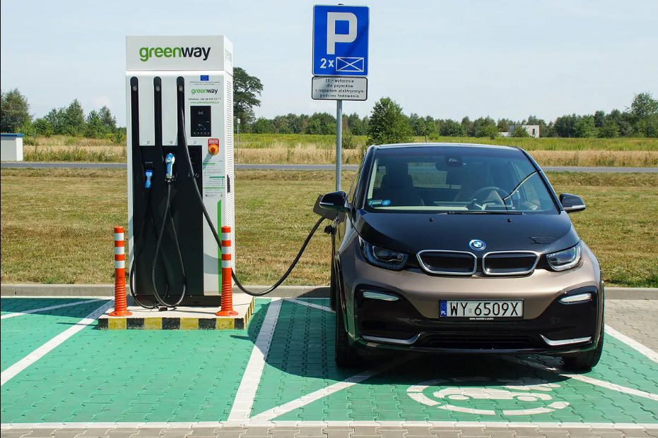 BMW i3 przy ładowarce Greenway