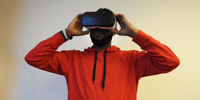 Mężczyzna w goglach VR