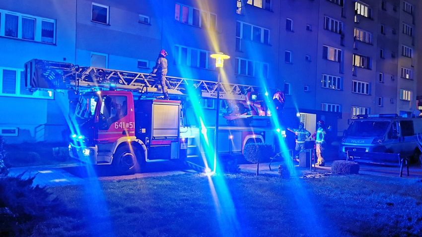 Policja i straż pożarna znalazły w jednym z mieszkań w Tychach martwego mężczyznę.