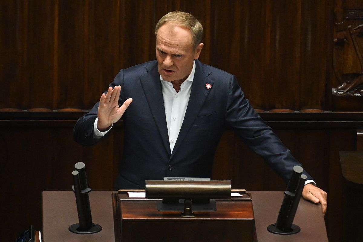 Tusk uderza w Dudę w Sejmie. Przedstawia dokumenty służb o Szatkowskim