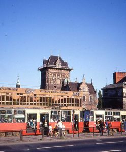 Kultowy budynek ma już 60 lat. "Spotkajmy się pod LOT-em"