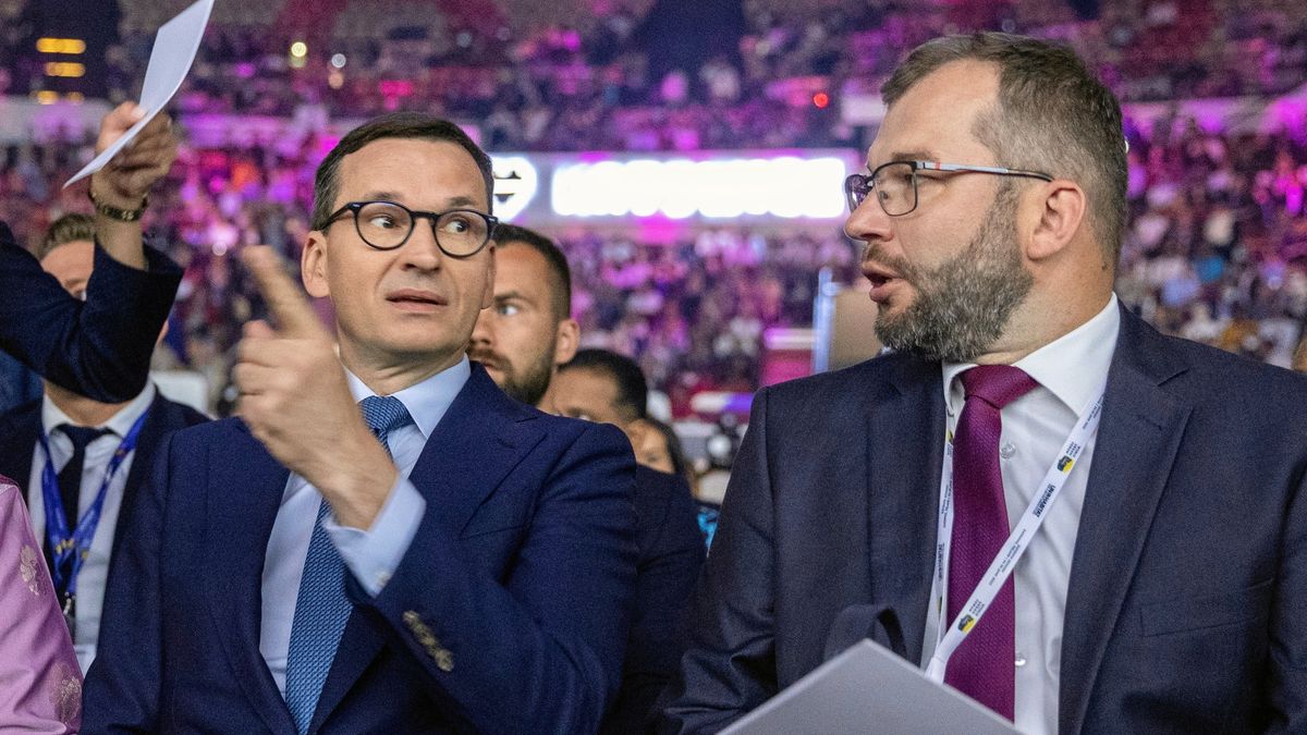Premier Mateusz Morawiecki i minister funduszy i polityki regionalnej Grzegorz Puda