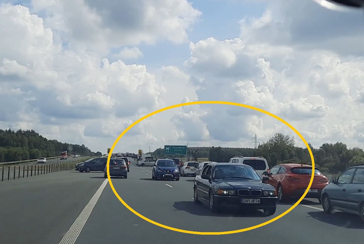 Kierowcy jechali pod prąd korytarzem życia 