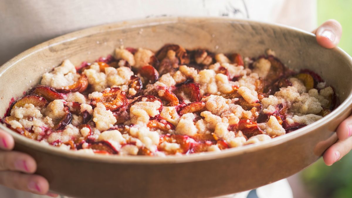 Śliwki możesz zapiec pod kruszonką bezglutenową